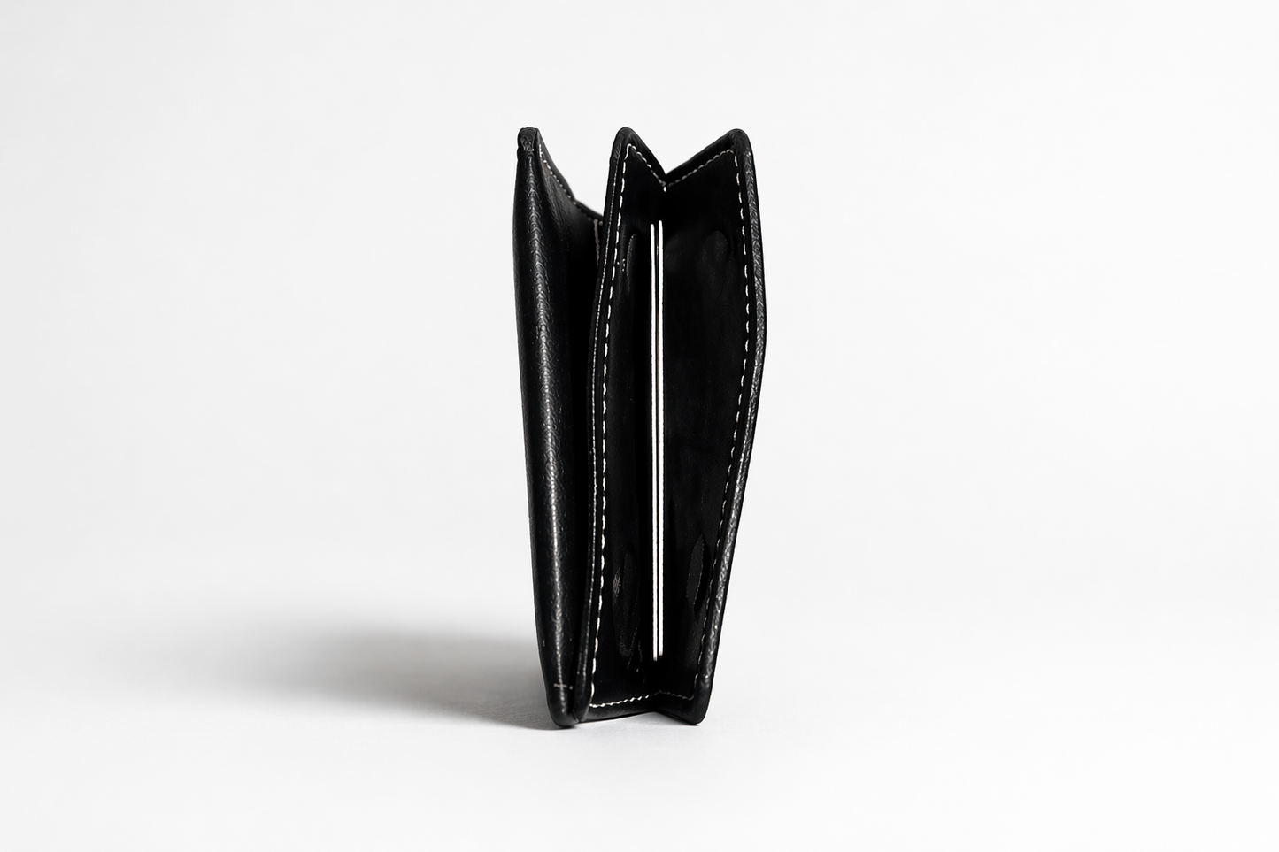 Portefeuille en cuir premium  MODEYRA — Élégance minimaliste